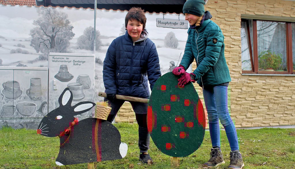 Jakob und Lotta gehörten am Sonntagvormittag zu den fleißigen Helferlein in Walternienburg.