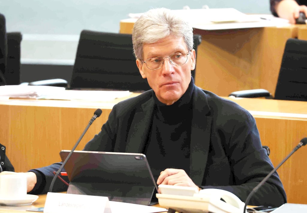 Helmut Holter (Die Linke), Thüringens Bildungsminister, sitzt im Landtag.