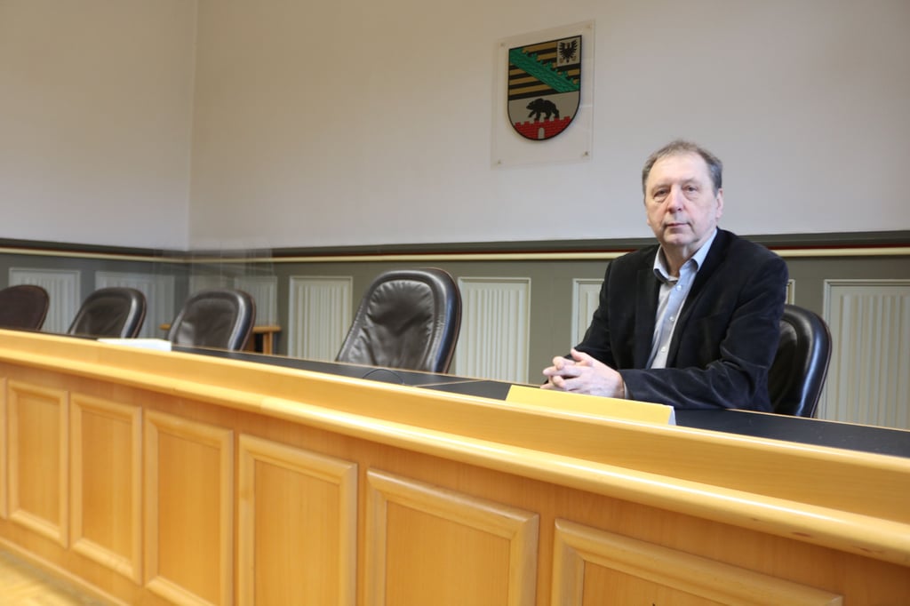 Rainer Jockel auf dem Schöffenplatz in einem Gerichtssaal des Landgerichts Stendal.