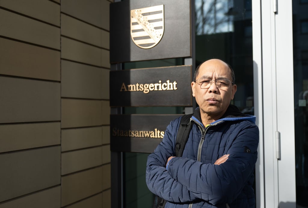 Der Vietnamese Pham Phi Son vor dem Gerichtsgebäude in Chemnitz.