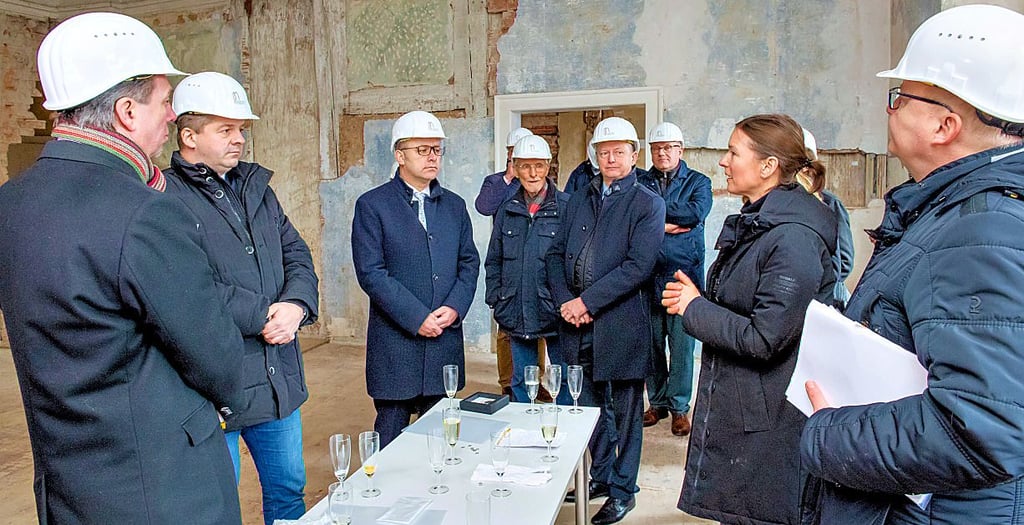 Dombaumeisterin Regine Hartkopf führt die Gäste durch das Haus, so Staatssekretär Sebastian Putz (l.) und Minister Sven Schulze (2.v.l.).