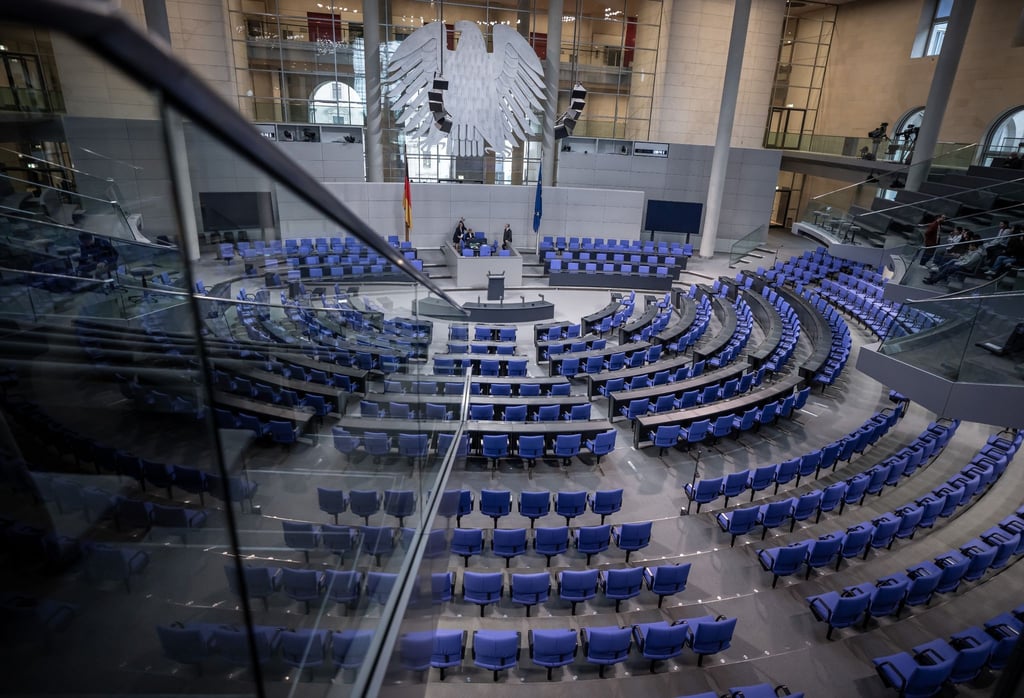 Blick in den leeren Plenarsaal im Deutschen Bundestag. Gibt es bald weniger Sitze?