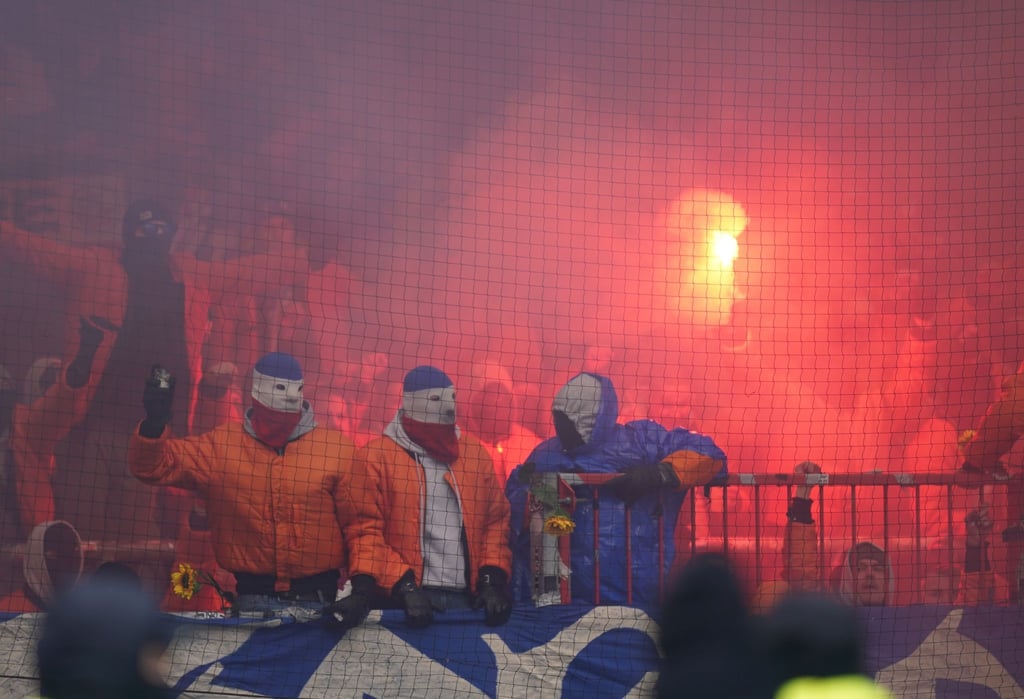 Rostocks-Fans brennen auf der Tribüne Feuerwerkskörper ab.