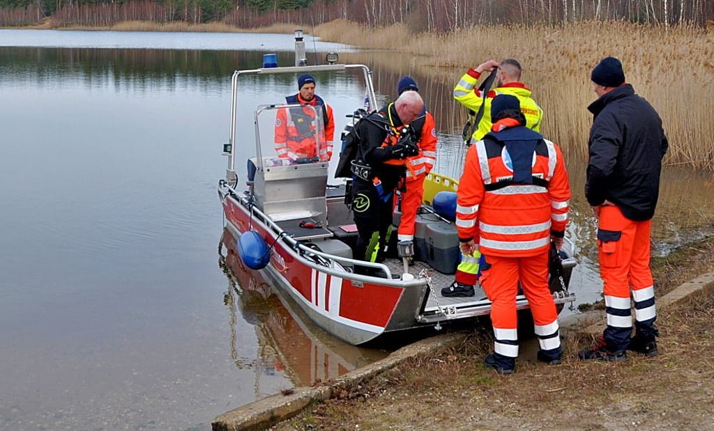 Taucher der Wasserrettung des Salzlandkreises bereiten sich auf die Suche im AWG-II-See bei Plötzky vor.