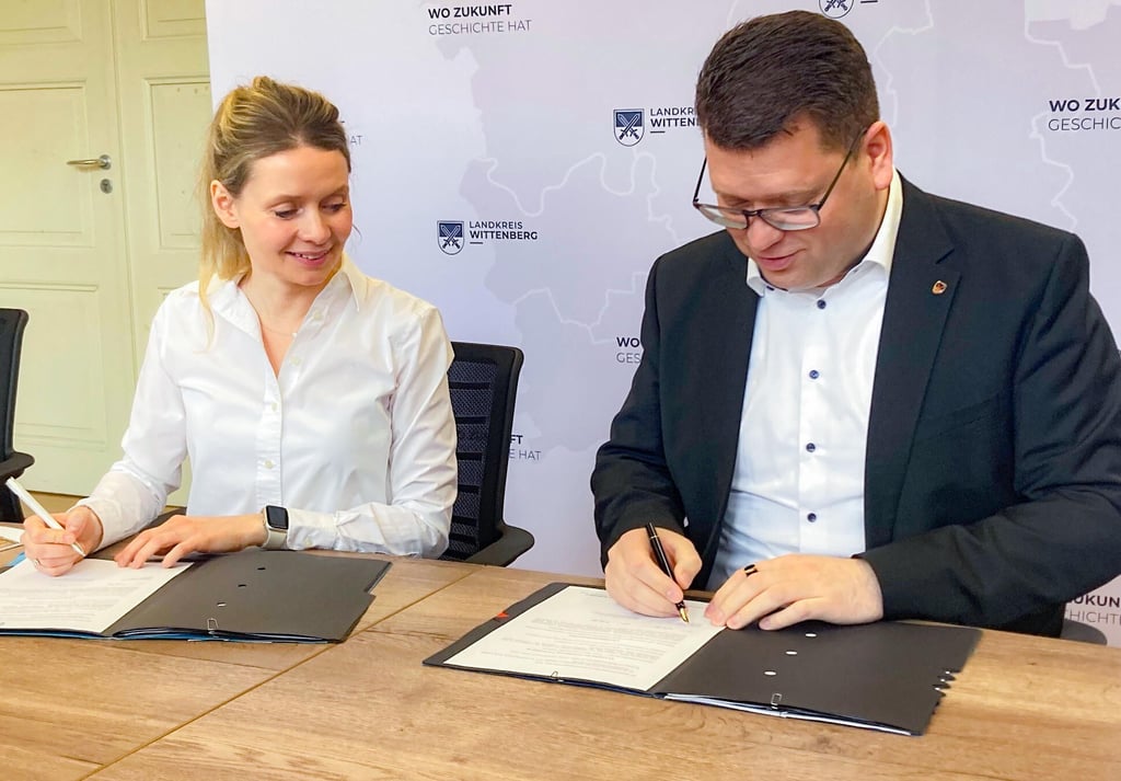Die Präsidentin des Wittenberger Kreissportbundes Katharina Louzek und Landrat Christian Tylsch unterzeichnen die Vereinbarung.