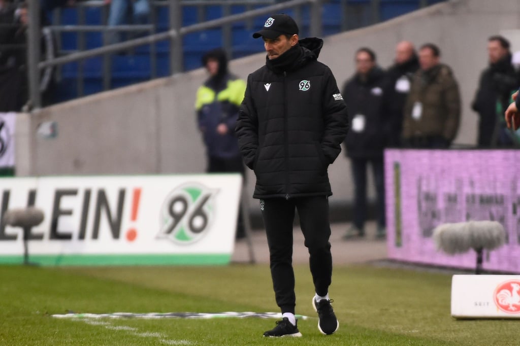 Hannovers Trainer Stefan Leitl beobachtet das Spielgeschehen vom Spielfeldrand.