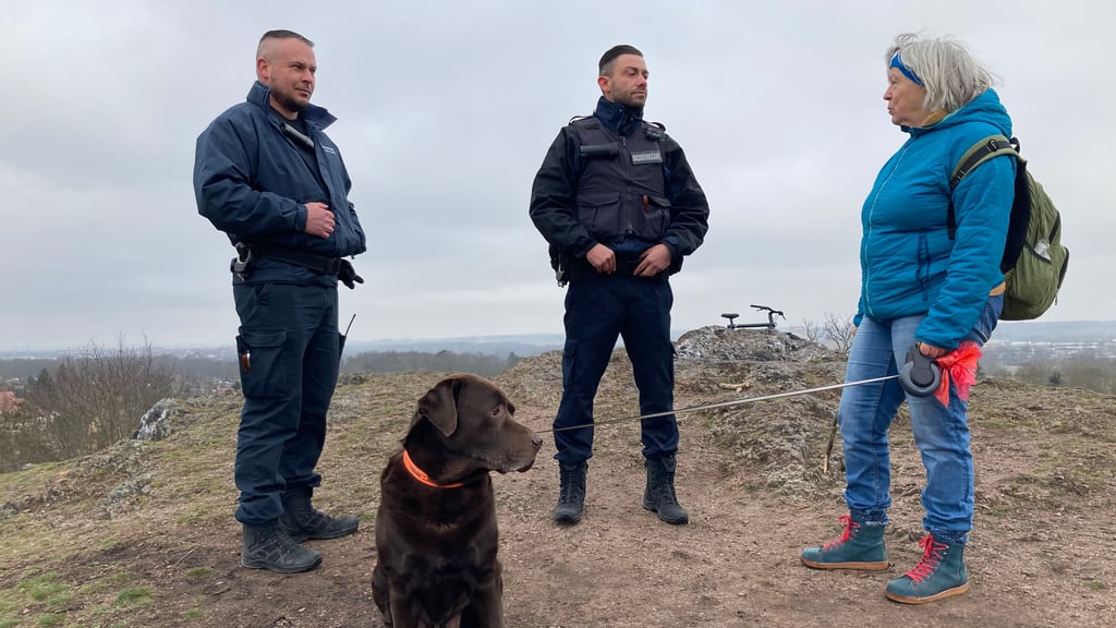 Hoch oben: Christine Gießler, Halterin des 13 Jahre alten Labradors Bruno, ist auf dem Ochsenberg mit einer Streife des Ordnungsamtes ins Gespräch gekommen. Die Kröllwitzerin hält nach dem blutigen Angriff eines Jagdhundes auf ein Reh häufigere Kontrollen für notwendig.