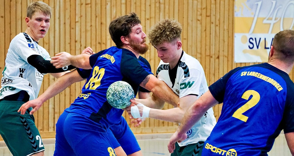 Lennard Keil (Mitte) steuerte vier Tore zum Auswärtssieg des SV Wacker Westeregeln beim SV Langenweddingen in der Handball-Verbandsliga, Staffel Nord, bei.