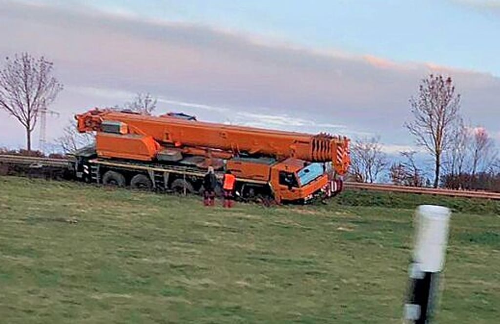 Ein Spezialkrahn ist am Montag, 13. März, auf der B 189 bei Gohre im Landkreis Stendal in den Straßengraben gerutscht und blockierte für Stunden den Verkehr.