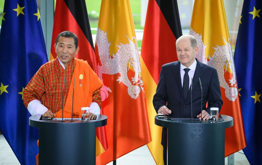 Bhutans Ministerpräsident Lotay Tshering (l) und Bundeskanzler Olaf Scholz äußern sich bei einer Pressekonferenz im Bundeskanzleramt.