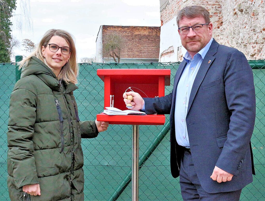 Karin Stagge, Sachgebietsleiterin Kultur und Sport bei der Stadt Schönebeck, hat sich für den Sonderstempel eingesetzt und gemeinsam mit Oberbürgermeister Bert Knoblauch den ersten Stempel aufgedrückt.
