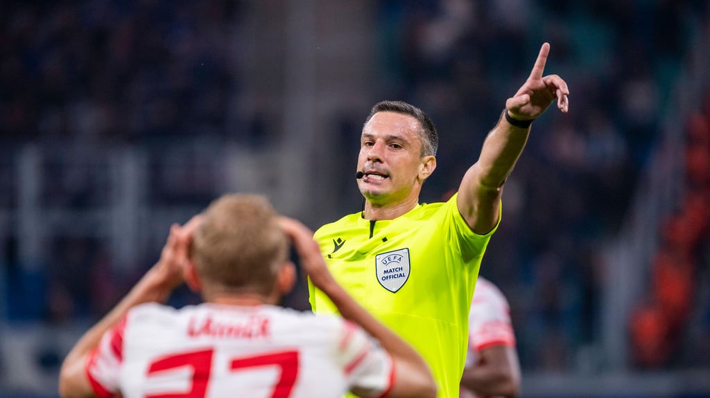 Slavko Vincic pfeift, Konrad Laimer ist entsetzt.