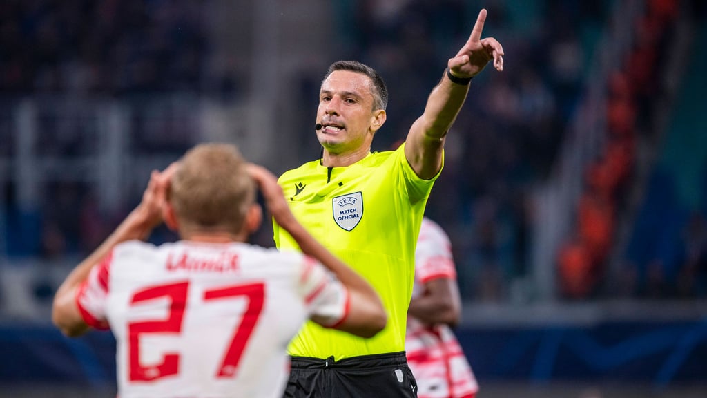 Slavko Vincic pfeift, Konrad Laimer ist entsetzt.