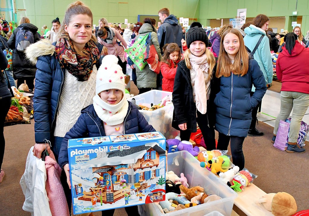 Frieda, die mit Mama Fine Kersten und Schwester Annie aus Schollene nach Klietz gekommen war, freut sich über ein Winterferienhaus von Playmobil.