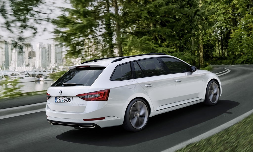 Platz da! Nein, auch wenn es sehr dynamische Versionen vom Skoda Superb gibt, meint das vor allem das riesiege Raumangebot.