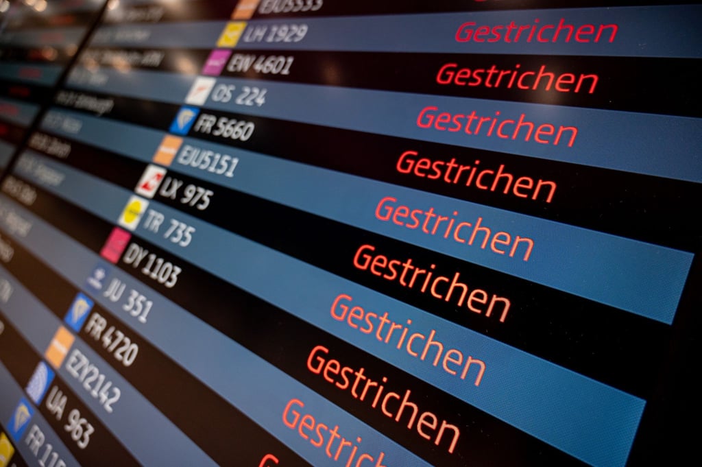 Nichts geht mehr: Am Hauptstadtflughafen Berlin-Brandenburg sind wegen des Warnstreiks des Sicherheitspersonals am Montag rund 200 Abflüge gestrichen worden.