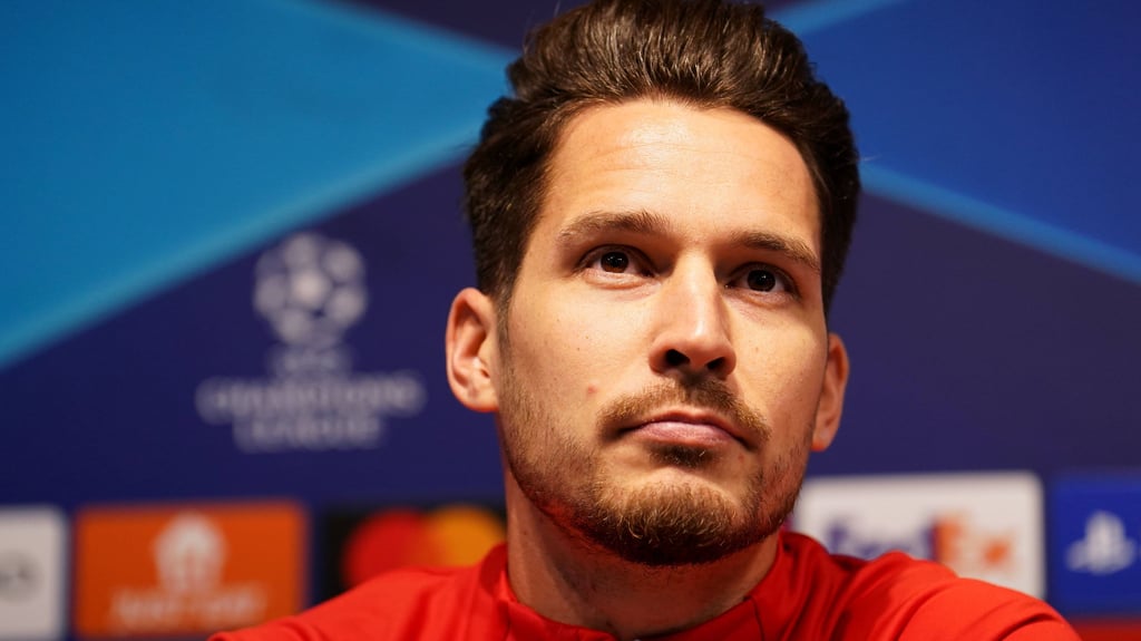 RB-Schlussmann Janis Blaswich auf der Pressekonferenz in Manchester.