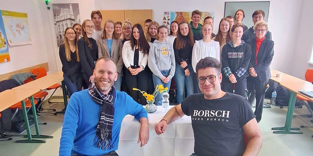 Tal und Georg (vorn v.li.) haben mit Schülern des Hettstedter „Wilhelm und Alexander von Humboldt“ Gymnasiums über ihr eigenes jüdisches Leben und Judentum im Allgemeinen gesprochen. Für das Projekt „Meet a Jew“ sind sie dafür bundesweit im Einsatz und besuchen verschiedene Bildungseinrichtungen - von Grundschulen bis hin zu Universitäten.