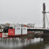 An der Pylonbrücke in Magdeburg kann durch das Hochwasser der Elbe nicht weiter gebaut werden. Nun soll ein Kran die Situation retten. Foto: