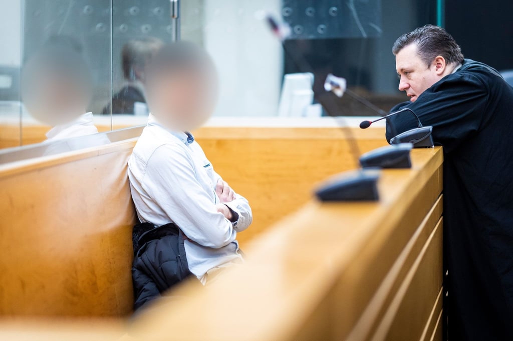 Der Angeklagte sitzt bei Prozessauftakt in einem Saal vom Landgericht Hannover.