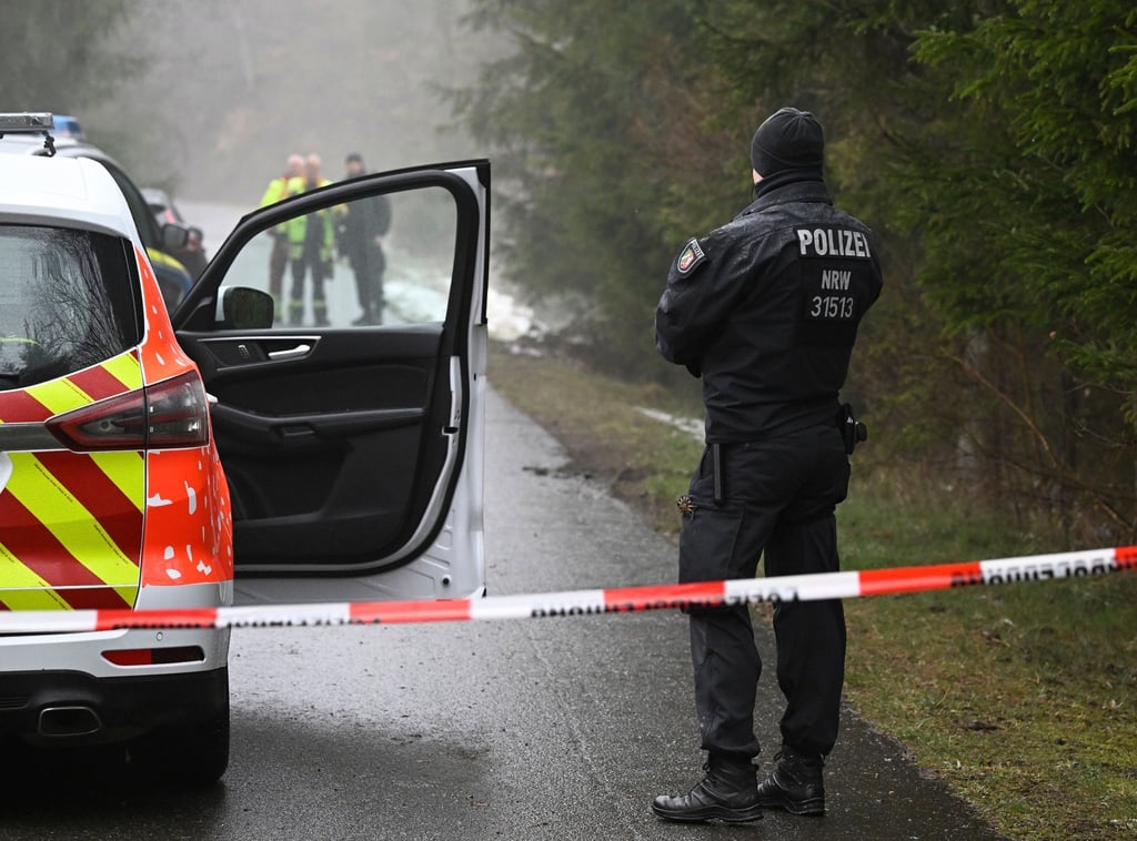 Einsatzkräfte der Polizei unweit des Fundorts der Leiche in Freudenberg.