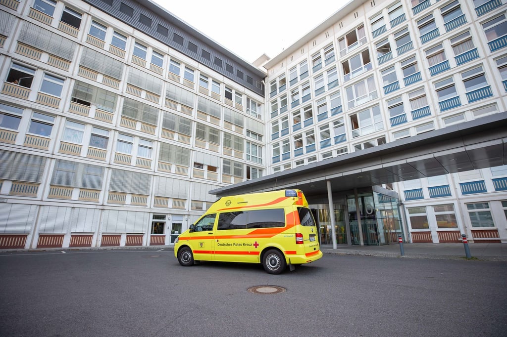 Ein Krankenwagen steht vor dem Lausitzer Seenland Klinikum.