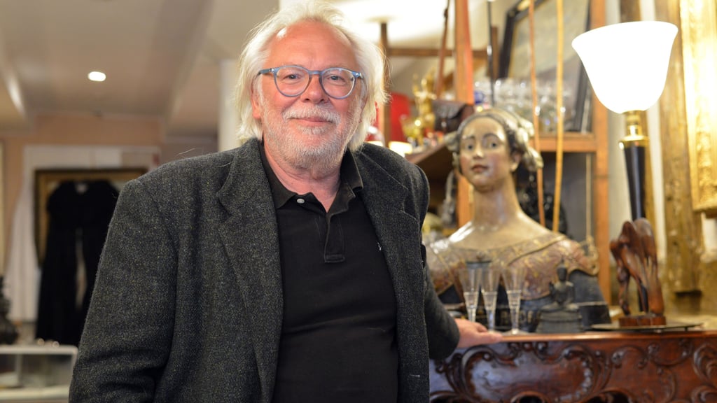 Antiquitäten-Experte Friedrich Häusser aus Quedlinburg steht im Rittersaal des Wernigeröder Schlosses und versteigert Kunstobjekte, die im Rahmen der Veranstaltung "Teuer oder Täuschung" bewertet werden.