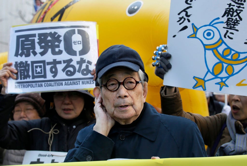 Literaturnobelpreisträger Kenzaburo Oe bei einer Demonstration in Tokio für den Ausstieg Japans aus der Atomkraft.