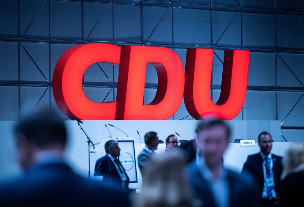 Das Logo der CDU auf einem Parteitag.