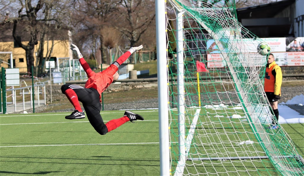 Florian Franke fliegt vergeblich. Der Freistoß vom Weißenfelser Nils Thurm landet im Netz von Eintracht Emseloh.