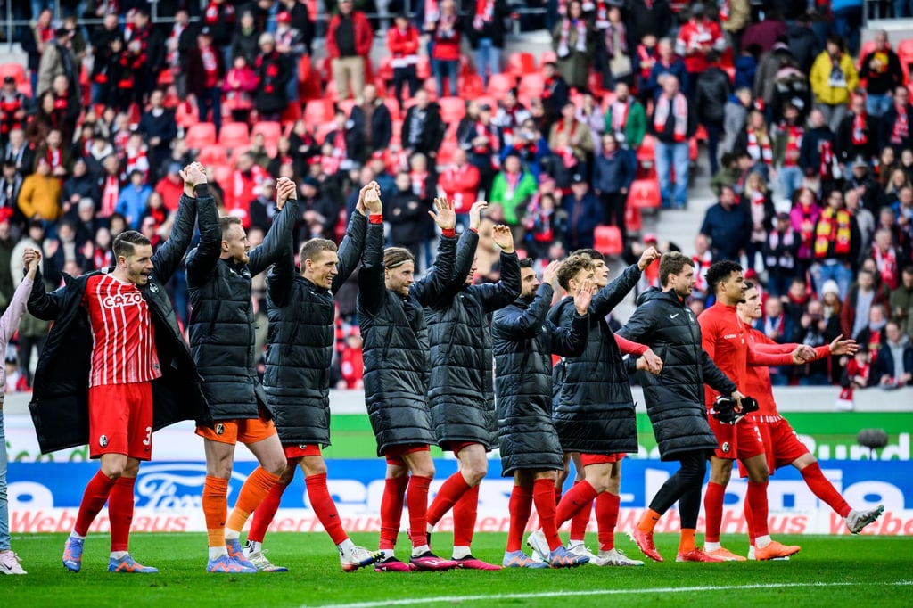 Die Freiburger Spieler bedanken sich nach der Partie bei den Fans.