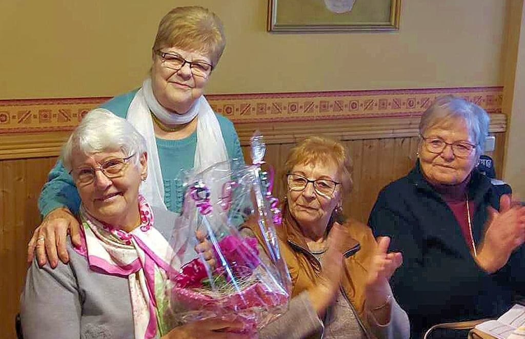 Margit Schubert (stehend) bedankt sich bei ihrer Stellvertreterin Gisela Wittstruck (links).