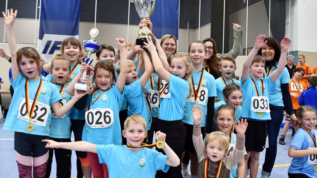 So sehen Sieger aus: Die Kinder der Grundschule „Am Wildpark“ Irxleben jubeln, denn die „Füchse“ haben beim IFA-Cup die Siegertrophäen gewonnen.