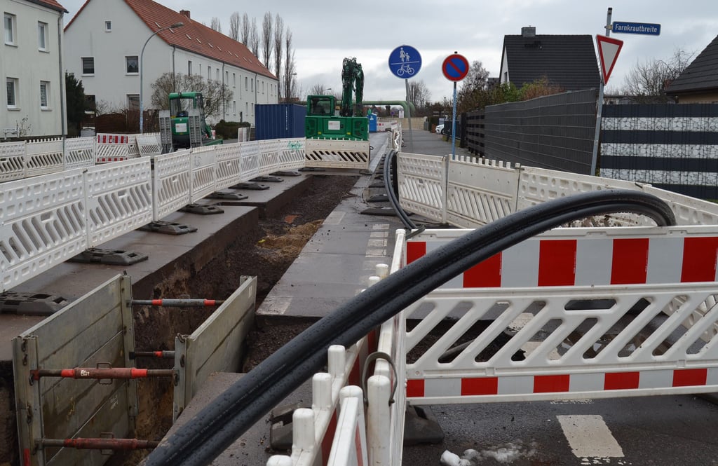 Im Holzweg in Magdeburg werden neue Gas- und Trinkwasserleitungen verlegt. Der Bauabschnitt verläuft im nördlichen Teil des Holzwegs ab Höhe der Straße Im Kräuterwinkel bis Am Schäferbrunnen.