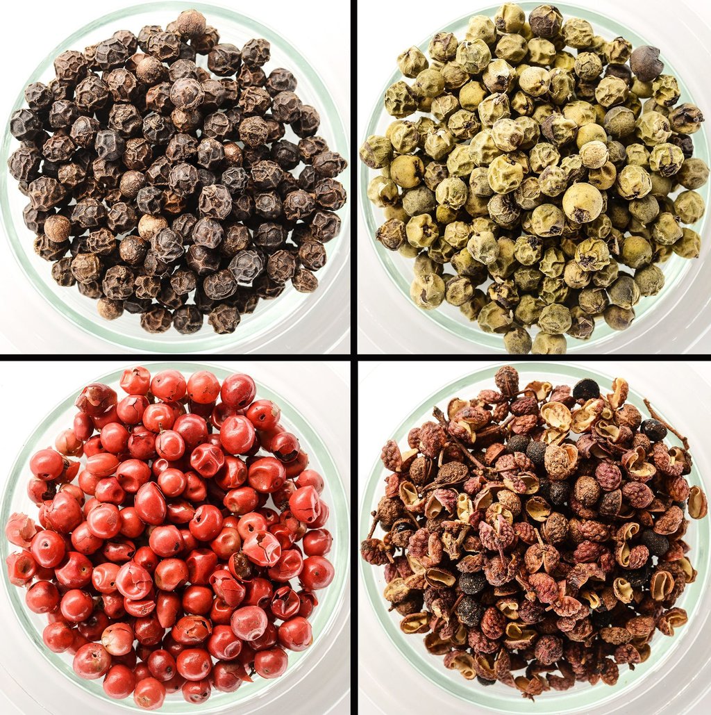Drei echte Pfeffer und ein falscher: Schwarzer Pfeffer (l.o.-r.u.), Grüner Pfeffer, Roter Pfeffer und Szechuanpfeffer.