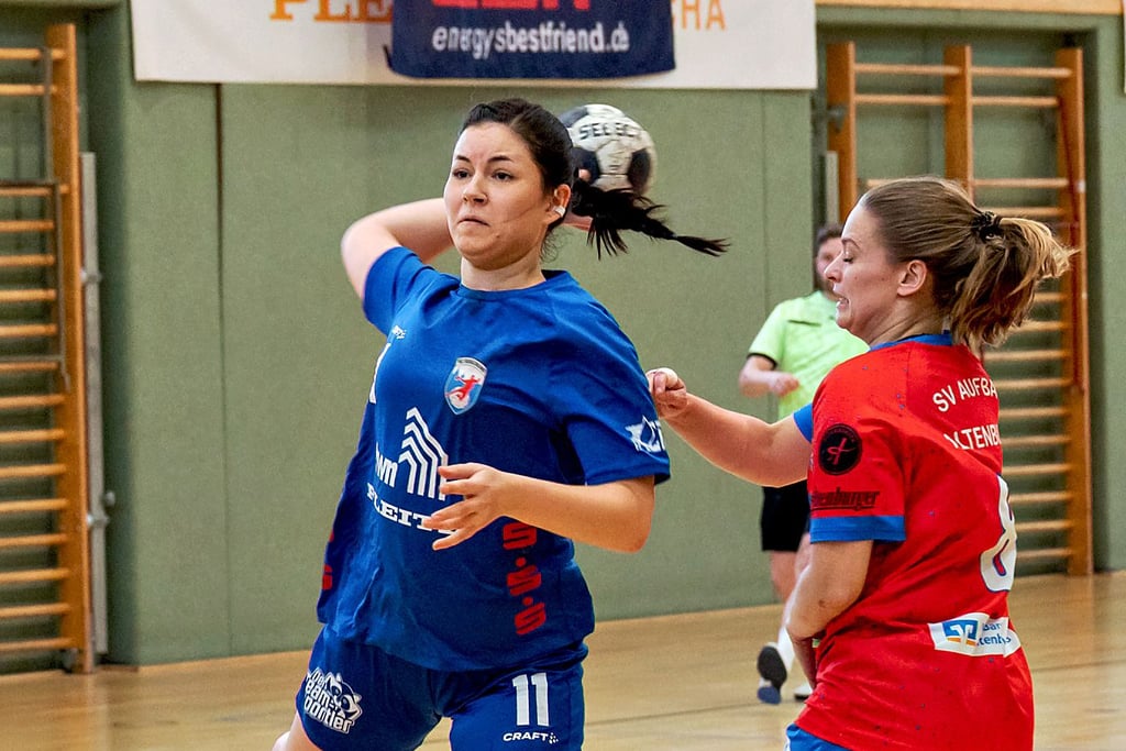 Lea Guderian (l.) - hier in der Vorwoche im Heimspiel gegen Altenburg - erzielte in Görlitz sechs Tore für die Oberliga-Frauen des HCB.