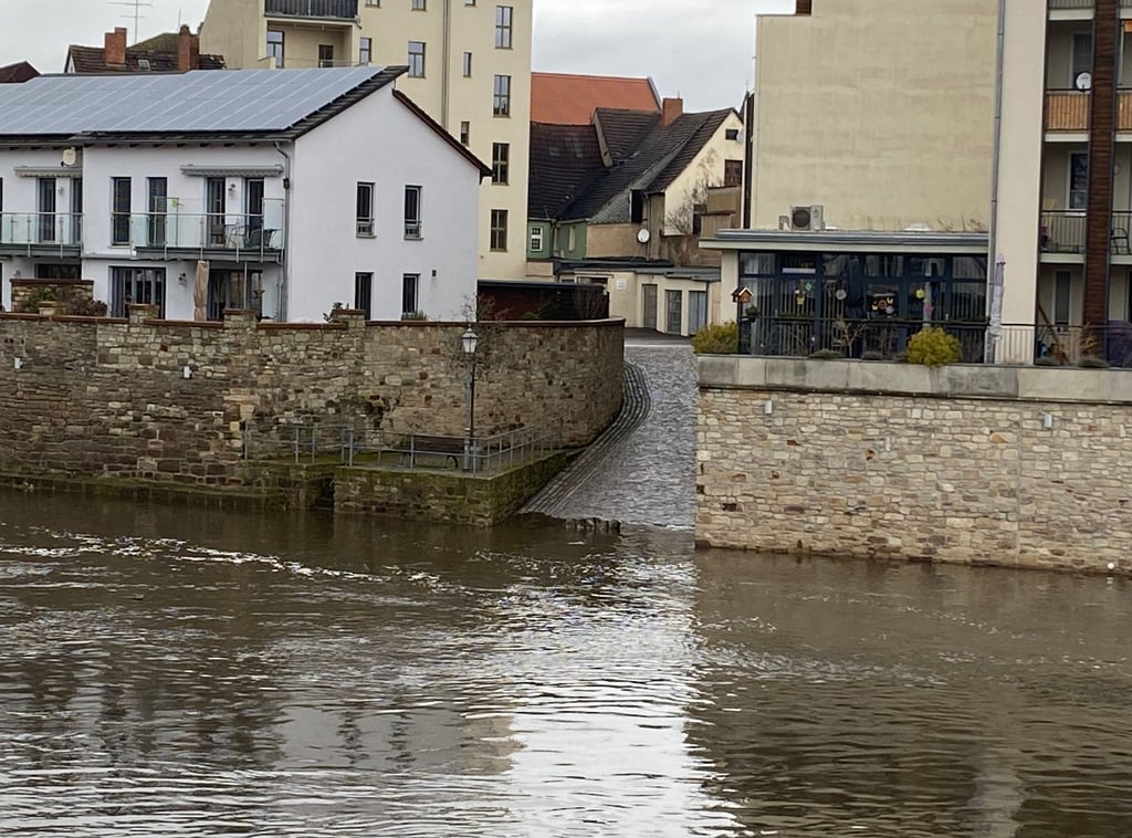 Der Uferweg in Bernburg in Bernburg ist überflutet.