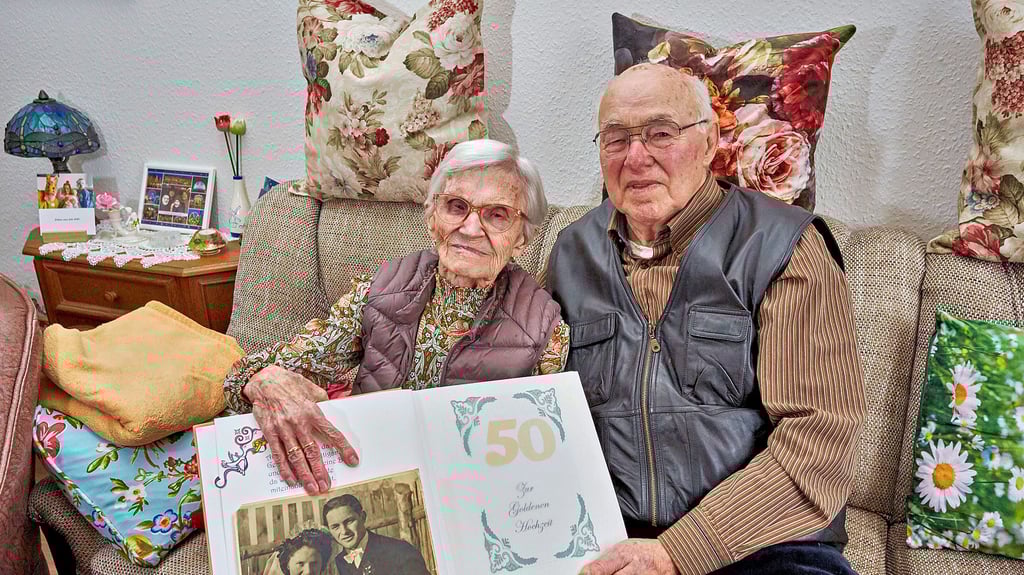 Im Album zur Goldenen Hochzeit ist das Foto, dass das Paar an ihrem Ehrentag von 70 Jahren zeigt.