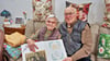 Im Album zur Goldenen Hochzeit ist das Foto, dass das Paar an ihrem Ehrentag von 70 Jahren zeigt.