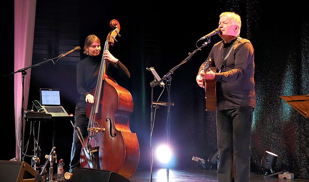 Monika Herold spielt Kontrabass und E-Bass, Thomas Rühmann verschiedene Konzertgitarren.