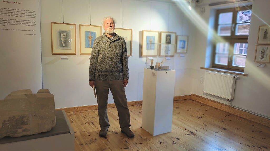 Friedrich B. Henkel in den Ausstellungsräumen der Sonderausstellung "Mediterranes" im Winckelmann-Museum.