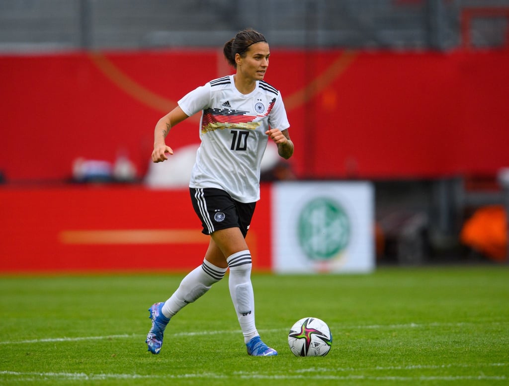 Dzsenifer Marozsan Trikot der Nationalmannschaft.