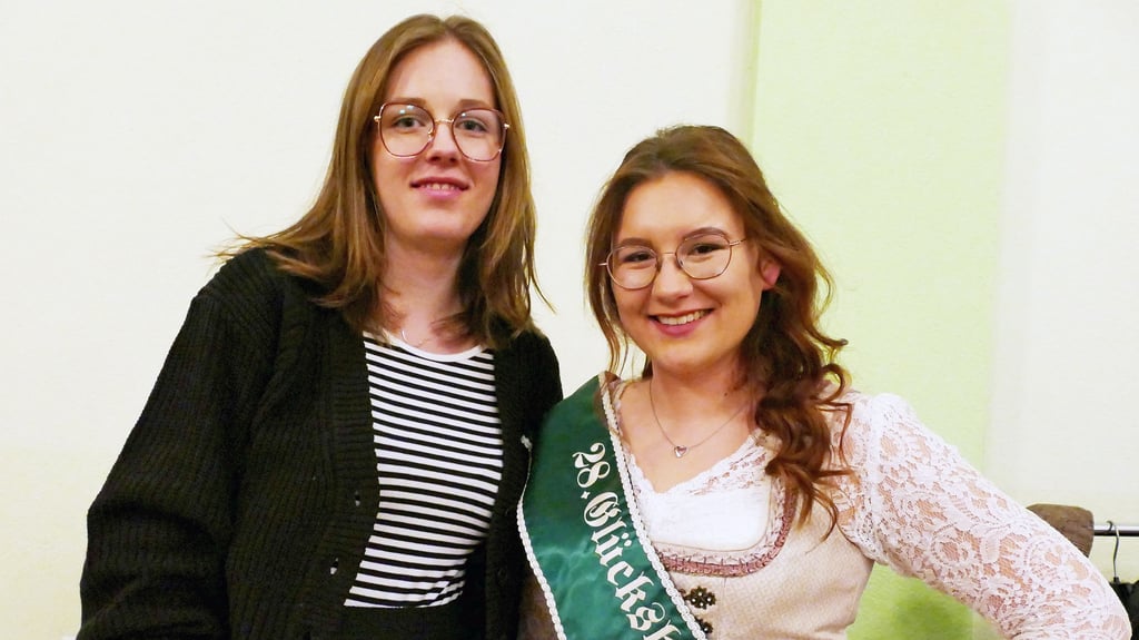 Die 27. Heidekönigin Lilli Giffey (l.) und Victoria Post, die amtierende 28. Hoheit, erzählen bei der Jahreshauptversammlung des Heimatvereines „Glücksburger Heide“ im Jessener Bergschlösschen von ihren Erlebnissen als Repräsentantinnen der Glücksburger Heide.