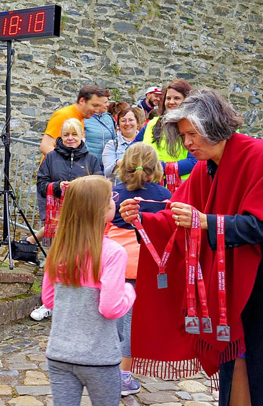 Ministerin Tamara Zieschang überreichte Medaillen beim Stolberger Schlosslauf 2022.