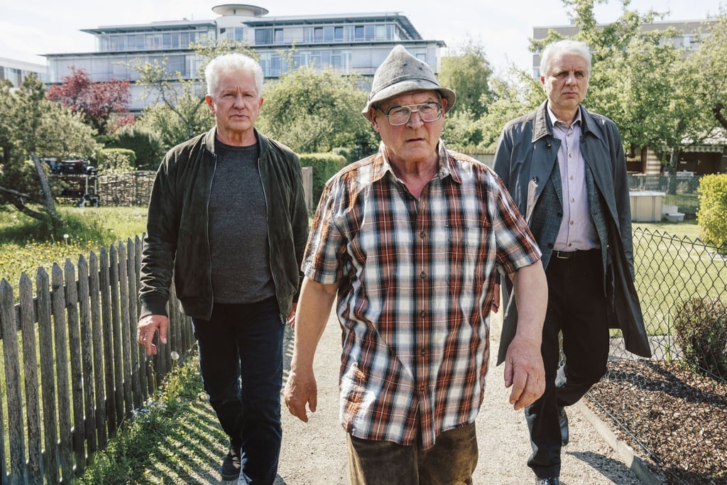 Ivo Batic (Miroslav Nemec, l) und Franz Leitmayr (Udo Wachtveitl) nehmen Hackl (Burghart Klaußner) mit.