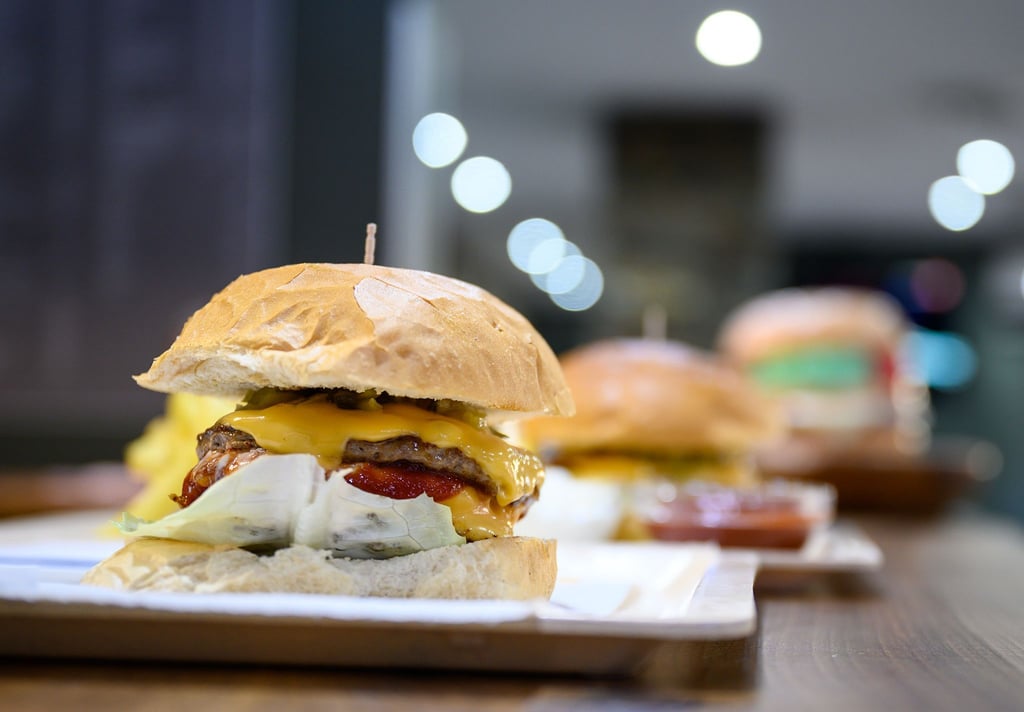 Ein Mann hat in Greifswald die Schlösser von Fast-Food-Läden zugeklebt.