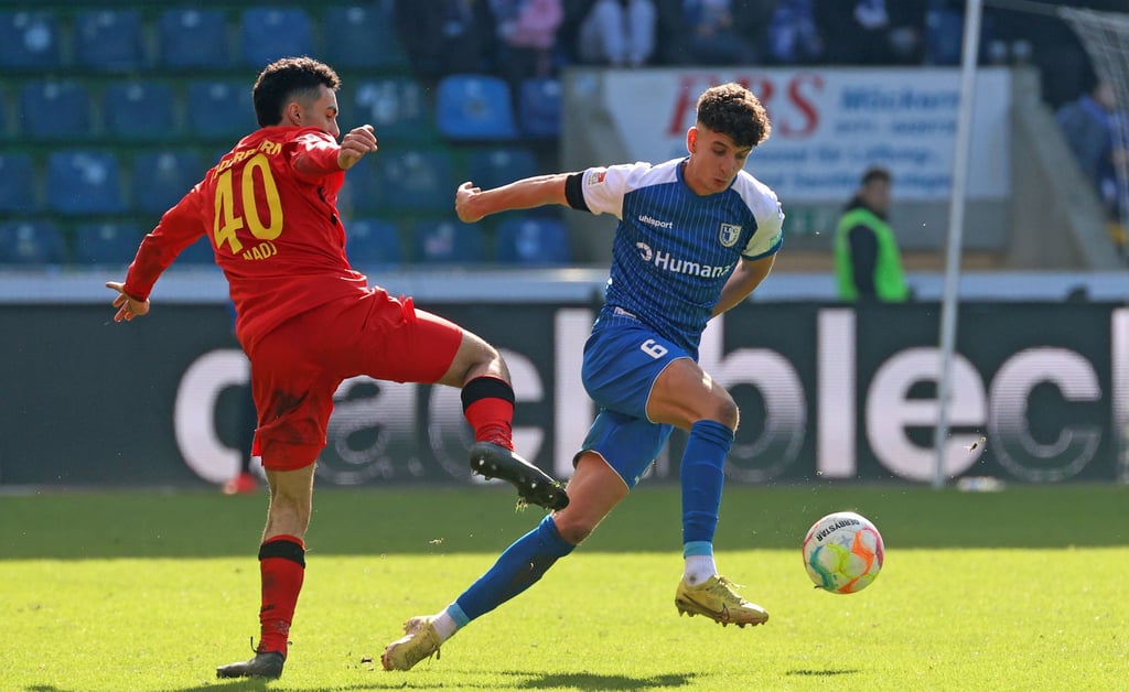Haben sich in der Abwehr stabilisiert: Der FCM um Daniel Elfadli (r.), hier gegen SC Paderborns Niclas Nadj.