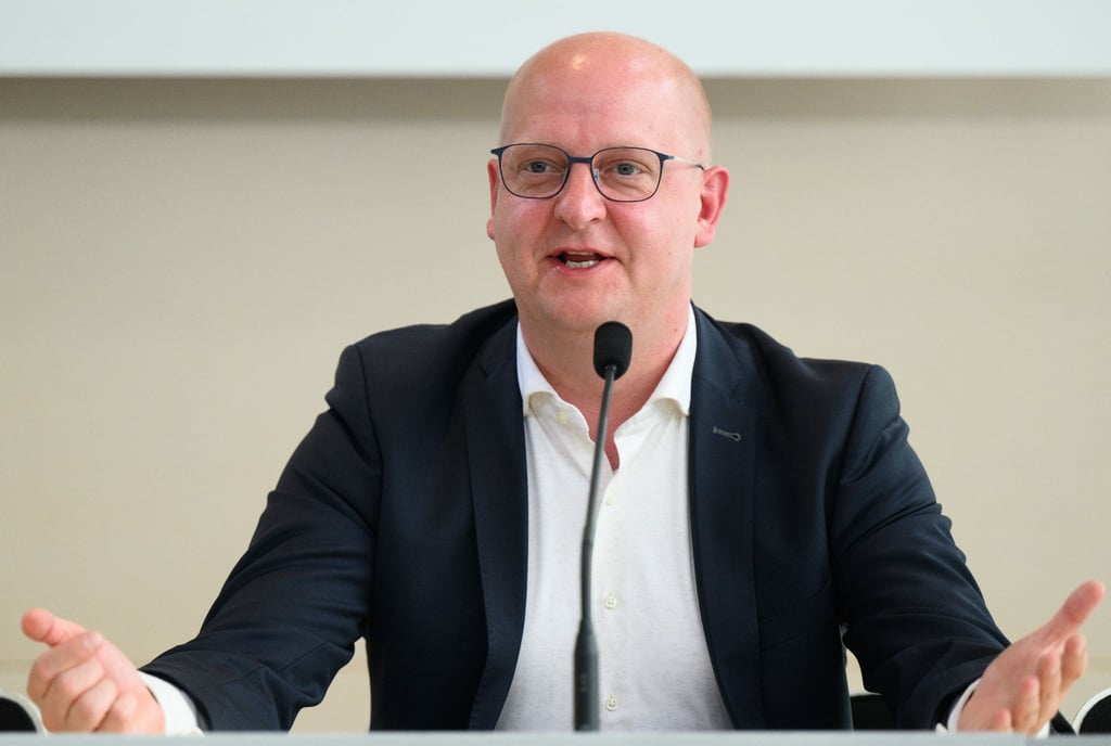 Der Vorsitzende der SPD Sachsen Henning Homann spricht bei einer Pressekonferenz in Dresden.