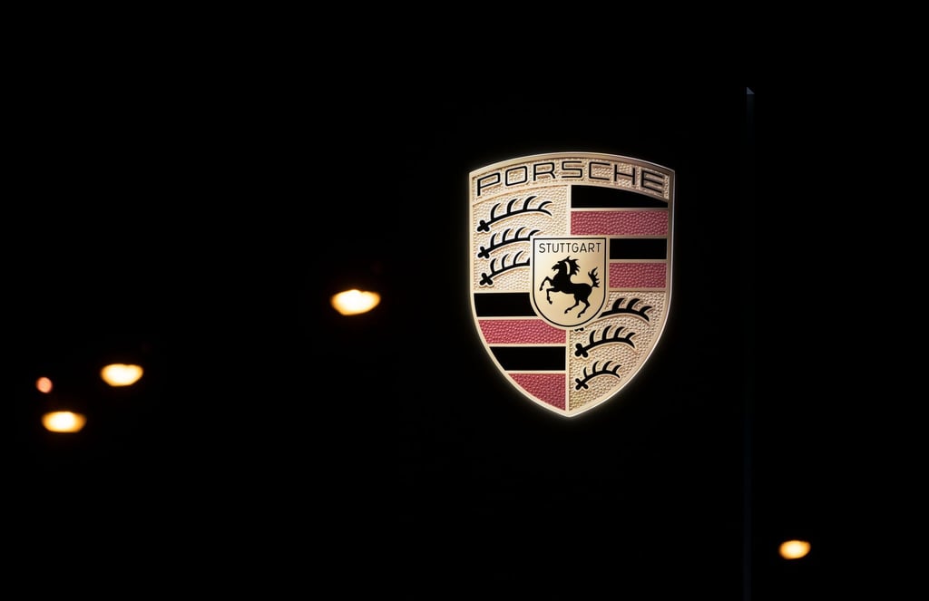 Das Logo des Autobauers Porsche im Porsche-Zentrum Stuttgart.