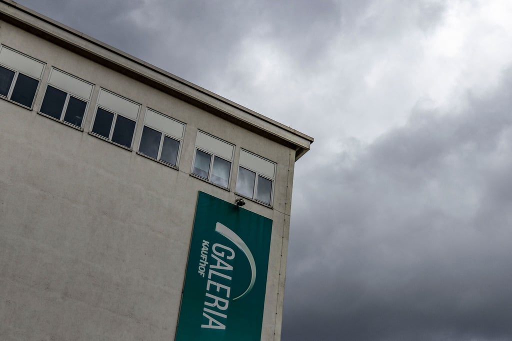 Dunkle Wolken hängen über einem Galeria Kaufhaus.